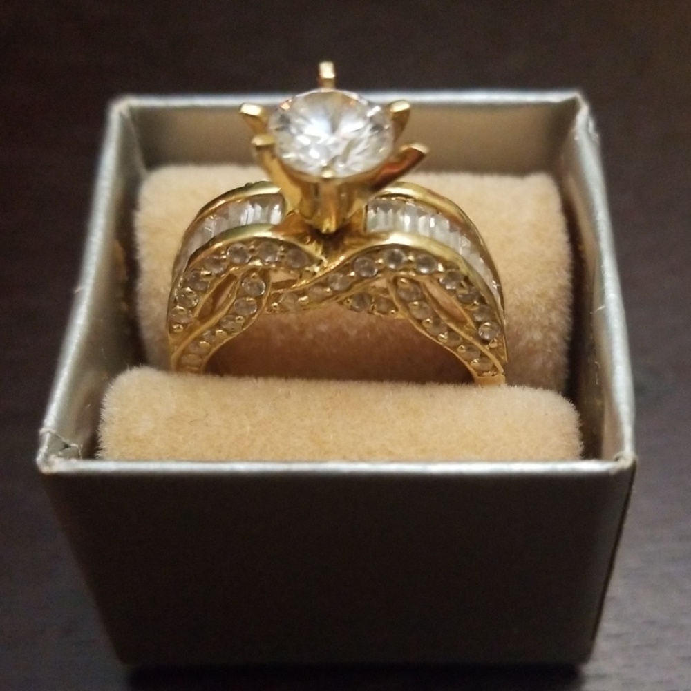14K gold ring with cubic zirconia